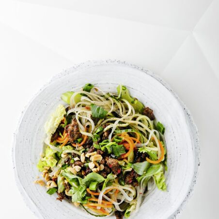 Thai-Gemüsenudelsalat
mit pikantem Hackfleisch Thai-Gemüsenudelsalat
mit pikantem Hackfleisch