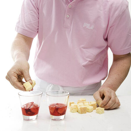 Erdbeer-Trifle mit süßer Basilikumsahne Erdbeer-Trifle mit süßer Basilikumsahne