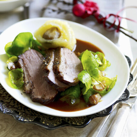 Glasierte Gänsebrust mit Rosenkohlblättchen Glasierte Gänsebrust mit Rosenkohlblättchen