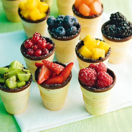 Mini-Obst-Törtchen mit frischen Früchten Mini-Obst-Törtchen mit frischen Früchten