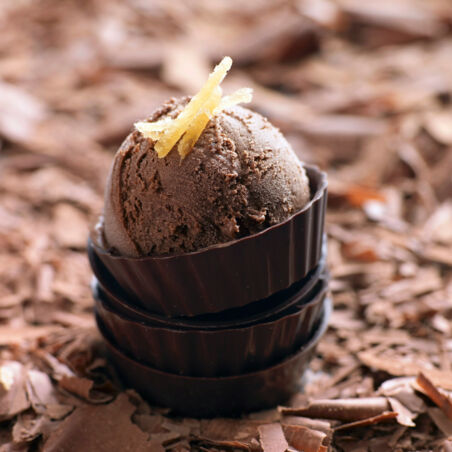 Schokoladeneis mit kandiertem Ingwer Schokoladeneis mit kandiertem Ingwer