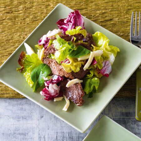 Blattsalat mit Rinderfilet und Mozzarella Blattsalat mit Rinderfilet und Mozzarella