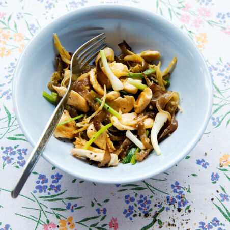 Wolkenohrpilze mit Hühnerbrust und Ingwer (Pad Hed Hu Nuh Gai Sai King) Wolkenohrpilze mit Hühnerbrust und Ingwer (Pad Hed Hu Nuh Gai Sai King)