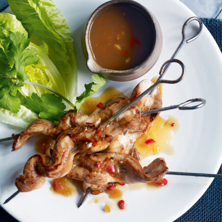 Indonesische Saté-Spieße mit scharfem Honig-Dip Indonesische Saté-Spieße mit scharfem Honig-Dip