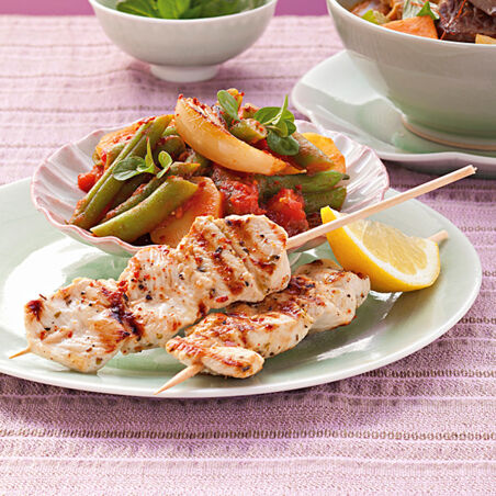 Puten-Souvlaki auf Bohnen-Kartoffel-Gemüse Puten-Souvlaki auf Bohnen-Kartoffel-Gemüse