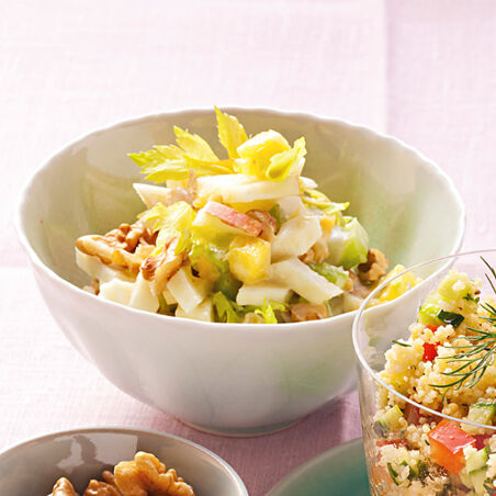 Selleriesalat mit frischer Ananas und Walnüssen Selleriesalat mit frischer Ananas und Walnüssen