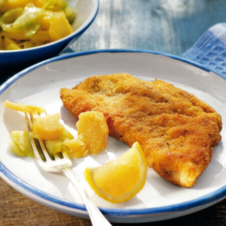 Panierte Schnitzel mit Kartoffel-Gurken-Salat Panierte Schnitzel mit Kartoffel-Gurken-Salat