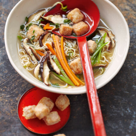 Asiatische Nudelsuppe mit Gemüse Asiatische Nudelsuppe mit Gemüse