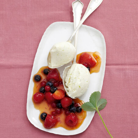 Orangen-Quarkmousse mit gemischtem Beerenkompott Orangen-Quarkmousse mit gemischtem Beerenkompott