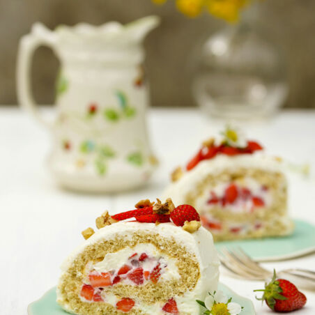 Dinkelbiskuitrolle mit Erdbeeren Dinkelbiskuitrolle mit Erdbeeren