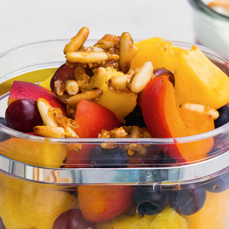 Obstsalat mit kandierten Pinienkernen Obstsalat mit kandierten Pinienkernen