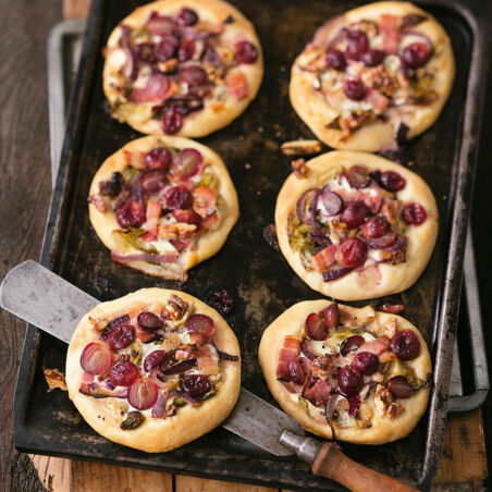 WINZERFLADEN MIT TRAUBEN WINZERFLADEN MIT TRAUBEN