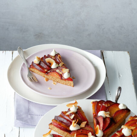 Pflaumen-Chai-Tarte mit Kokostopping Pflaumen-Chai-Tarte mit Kokostopping
