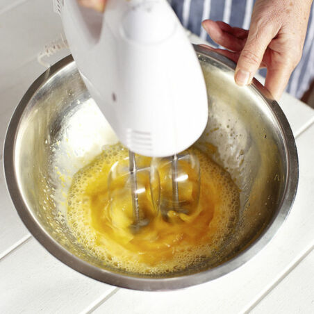 Zitronenparfait in der Frucht Zitronenparfait in der Frucht