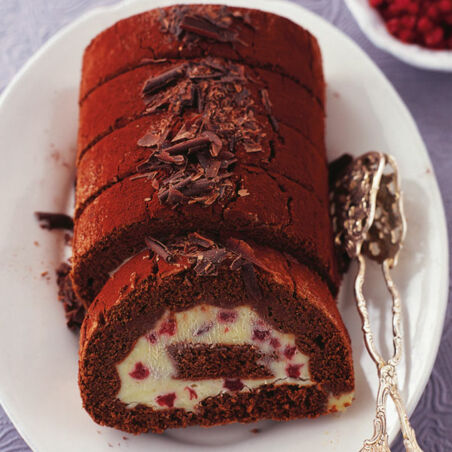 Schokoladenroulade mit Preiselbeeren Schokoladenroulade mit Preiselbeeren