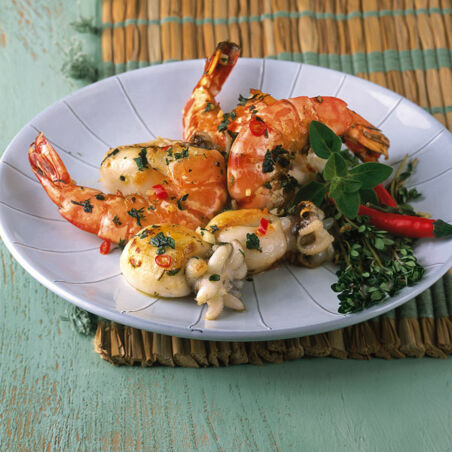 Scharfe Tintenfischchen und Garnelen Scharfe Tintenfischchen und Garnelen