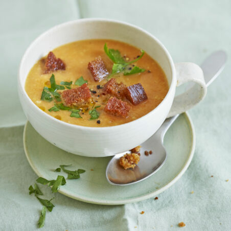 Kalte Mandel-Möhren-Suppe mit Harissa-Croûtons Kalte Mandel-Möhren-Suppe mit Harissa-Croûtons
