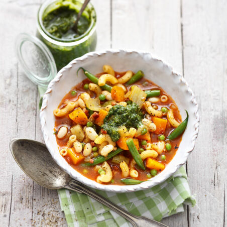 Bunte Minestrone mit Pesto Bunte Minestrone mit Pesto
