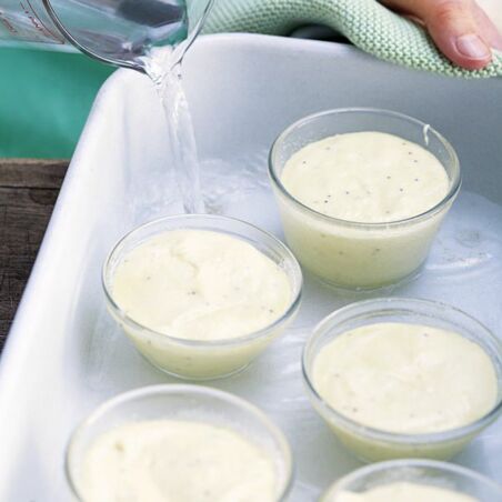 Weißes Schoko-Soufflé mit Physalissauce Weißes Schoko-Soufflé mit Physalissauce