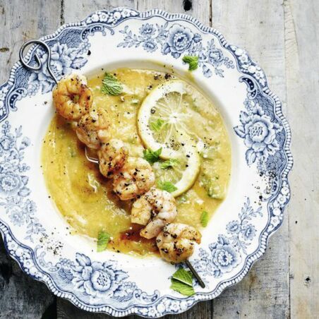 Minzige Linsensuppe mit Garnelenspießchen Minzige Linsensuppe mit Garnelenspießchen