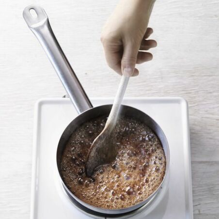 Zucchini-Pancakes mit Dattelsirup und Beeren Zucchini-Pancakes mit Dattelsirup und Beeren