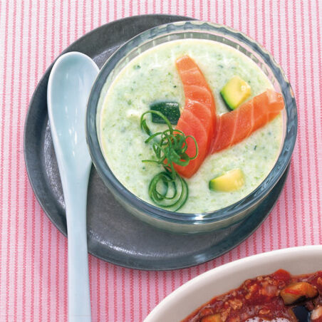 Kalte Zucchinisuppe mit Lachs Kalte Zucchinisuppe mit Lachs