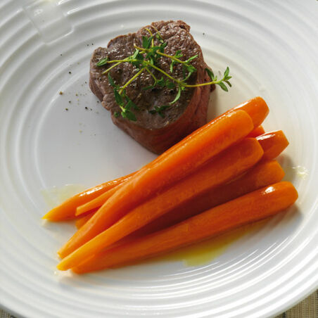 Poëlierte Filetsteaks mit Möhren Poëlierte Filetsteaks mit Möhren
