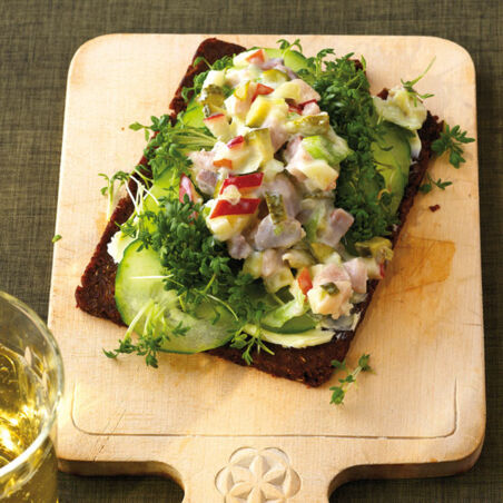 Pumpernickel mit Matjestatar Pumpernickel mit Matjestatar