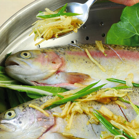 Gedämpfte Lachsforelle mit Ingwer und Mangold Gedämpfte Lachsforelle mit Ingwer und Mangold