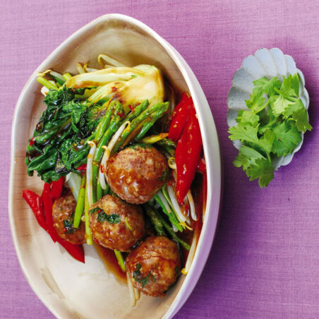 Hackfleischbällchen auf scharfem Gemüse Hackfleischbällchen auf scharfem Gemüse