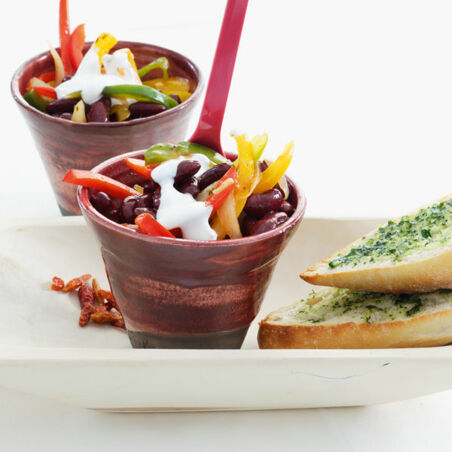 Chilibohnen mit Knoblauchbrot Chilibohnen mit Knoblauchbrot