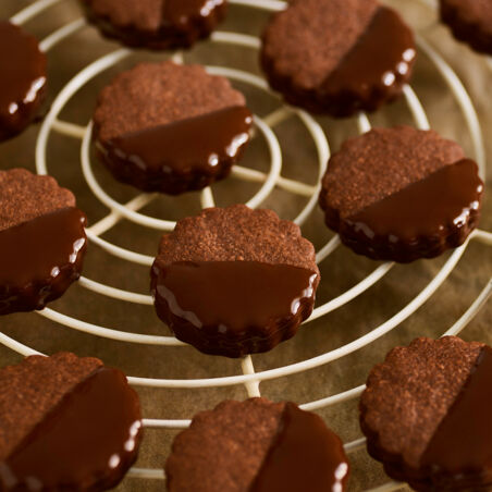 Mürbe Schokoladentaler mit Orangenfüllung Mürbe Schokoladentaler mit Orangenfüllung