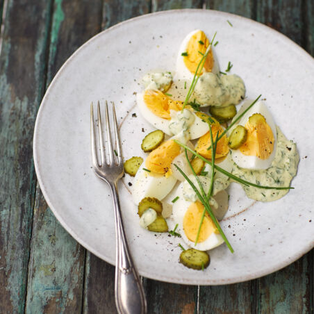 Eiersalat mit Cornichons und Kräuter-Mayonnaise Eiersalat mit Cornichons und Kräuter-Mayonnaise