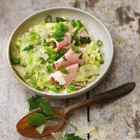 Feiner Wurstsalat in leichter Apfelessig-Vinaigrette Feiner Wurstsalat in leichter Apfelessig-Vinaigrette