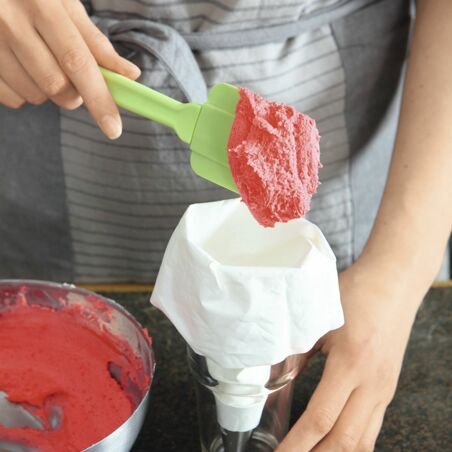 Spritzbeutel befüllen und Spritztüte falten Spritzbeutel befüllen und Spritztüte falten