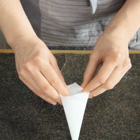 Spritzbeutel befüllen und Spritztüte falten Spritzbeutel befüllen und Spritztüte falten