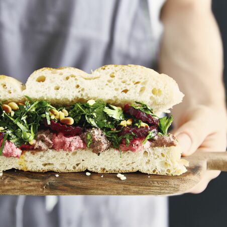 Streifenstulle mit zweierlei Hummus Streifenstulle mit zweierlei Hummus