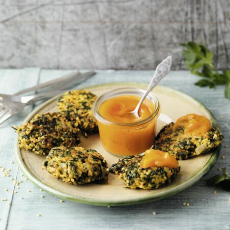 Spinat-Hirse-Puffer mit Kurkuma-Kürbis-Ketchup Spinat-Hirse-Puffer mit Kurkuma-Kürbis-Ketchup