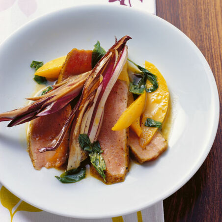 Gebratenes Kalbsrückensteak mit Mango, Treviso und Basilikum Gebratenes Kalbsrückensteak mit Mango, Treviso und Basilikum