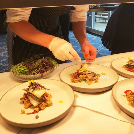 Dorade auf mediterranem Brotsalat Dorade auf mediterranem Brotsalat