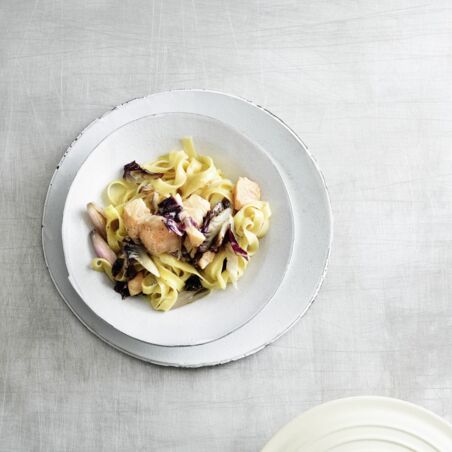 Lachs-Fettuccine mit Radicchio Lachs-Fettuccine mit Radicchio