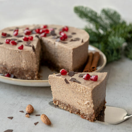 No Bake Lebkuchentorte garniert mit Schokoraspeln und Granatapfelkernen No Bake Lebkuchentorte