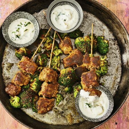 Lammkebab mit Brokkoli und Koriander-Tahin-Dip Lammkebab mit Brokkoli und Koriander-Tahin-Dip
