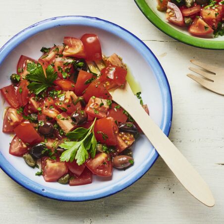 Tomatensalat mit Oliven und Kapern Tomatensalat mit Oliven und Kapern