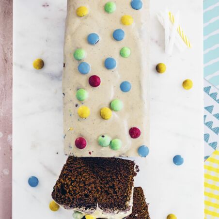 Geburtstagskuchen mit Schokolinsen Geburtstagskuchen mit Schokolinsen