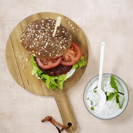 Rote-Bete-Tofu-Burger mit Minz-Mayo Rote-Bete-Tofu-Burger mit Minz-Mayo