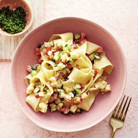 Bandnudeln mit Gemüse-Käse-Sauce Bandnudeln mit Gemüse-Käse-Sauce