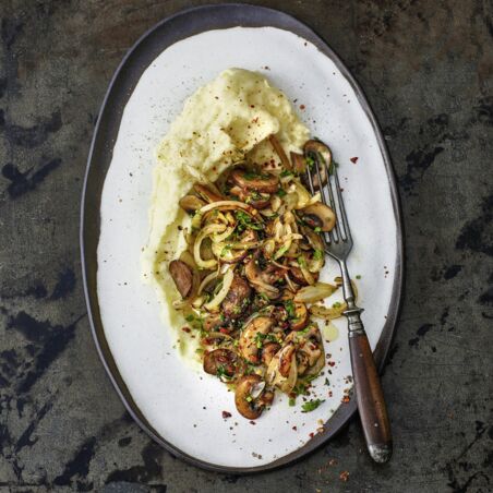 Zwiebel-Pilz-Gemüse mit cremigem Püree Zwiebel-Pilz-Gemüse mit cremigem Püree