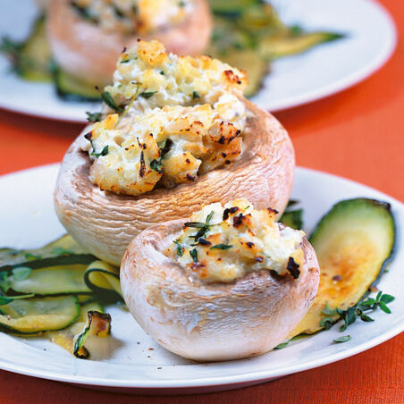Gefüllte Champignons auf Zucchini Gefüllte Champignons auf Zucchini
