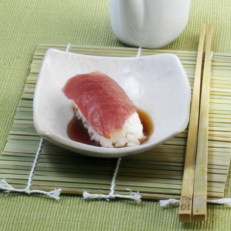 Nigiri-Sushi mit Thunfisch Nigiri-Sushi mit Thunfisch
